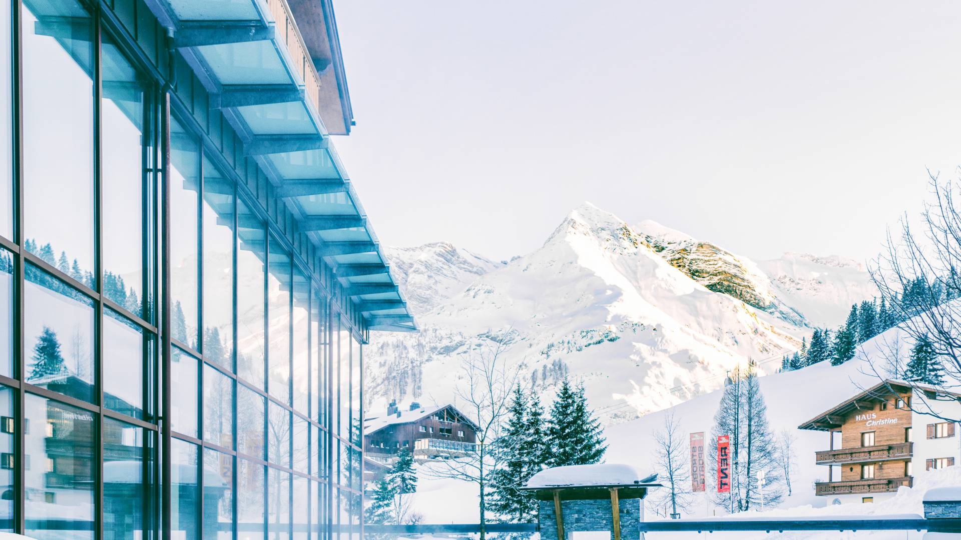 Warther Hof Aussenpool mit Blick auf den Arlberg